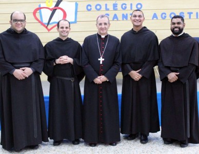 Dom Carlos Lema realiza visita pastoral ao Colégio Santo Agostinho